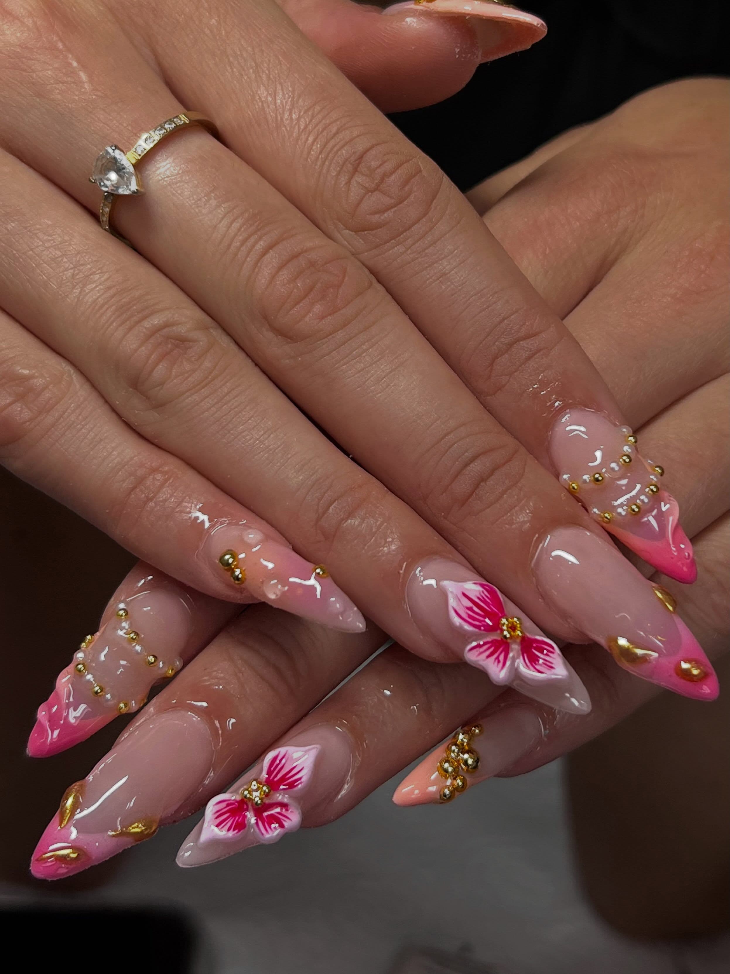 Pose Gel-X longue rose avec airbrush, fleurs 3D faites main et détails dorés